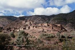 Image du Maroc Professionnelle de  Village berbère du haut Atlas non loin de la vallée de l'Ourika, ce village s'incruste dans les montagnes comme un caméléon, il est situé sur la route de l'Oukaimden, le Dimanche 21 Décembre 1986. (Photo / Abdeljalil Bounhar) 